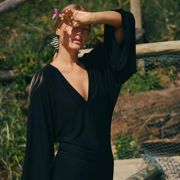 Good Feels V-Neck Mini 🖤 - Picture 4 of 4